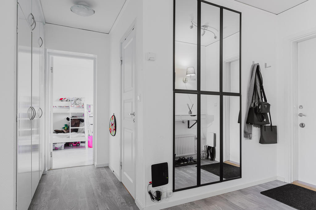 Hall med platsbyggda garderober 