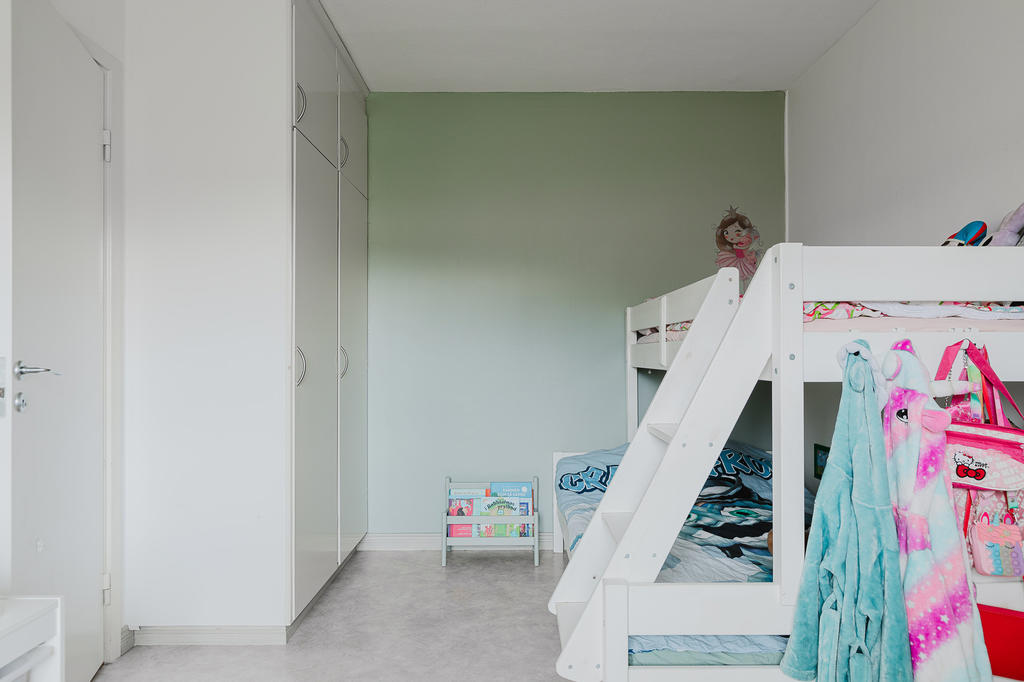 Sovrum med platsbyggda garderober 