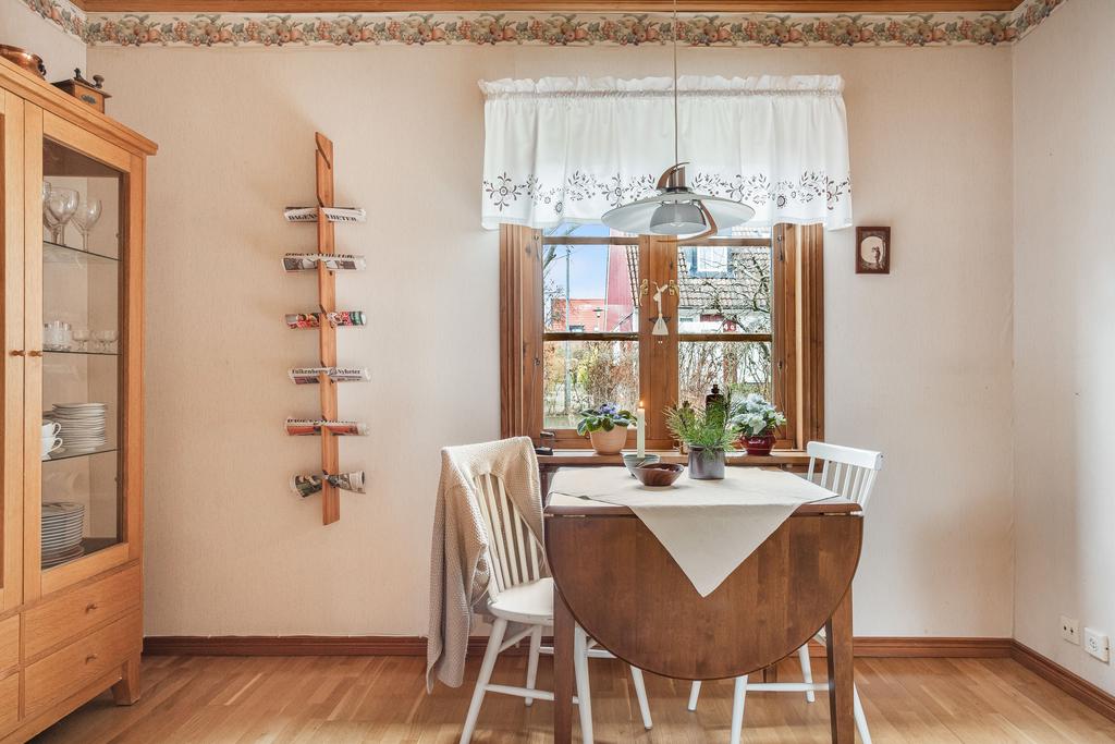 Matbord vid fönster med utsikt, perfekt plats att avnjuta sin frukost.