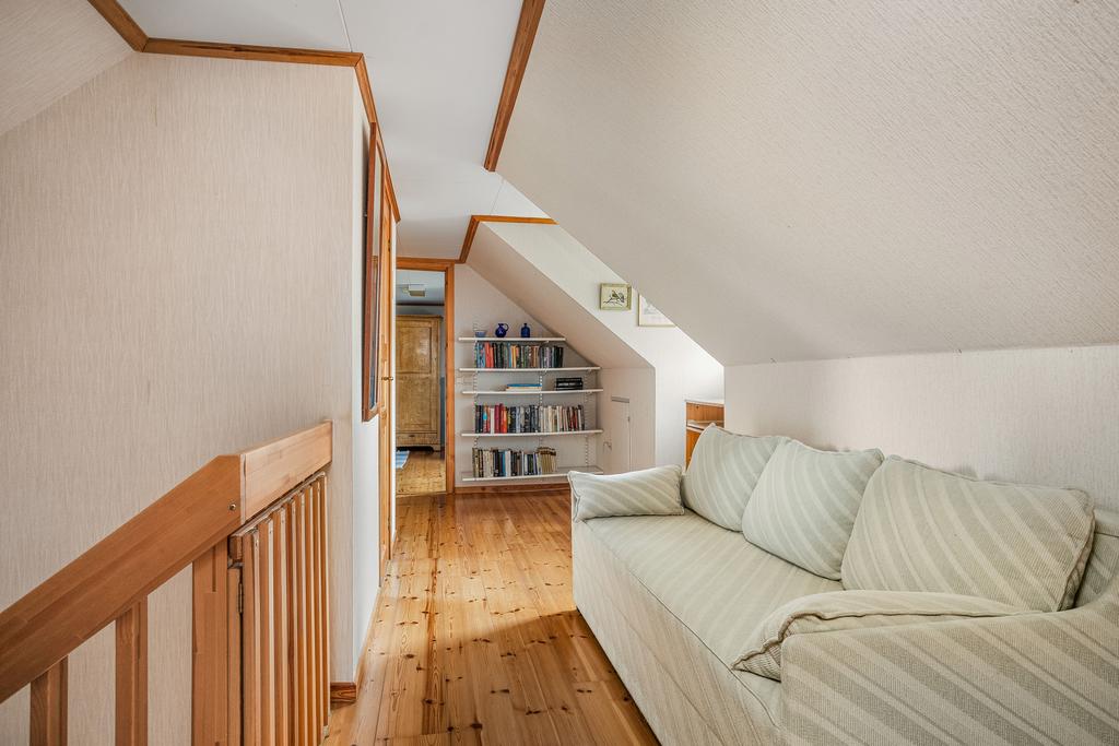 Avslappnande hörna med plats för vila på övervåningen.