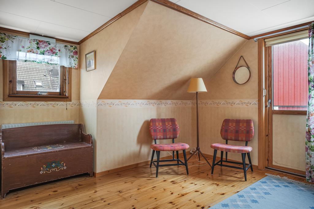 Sovrummet har en takkupa med fönster som släpper in extra ljus.