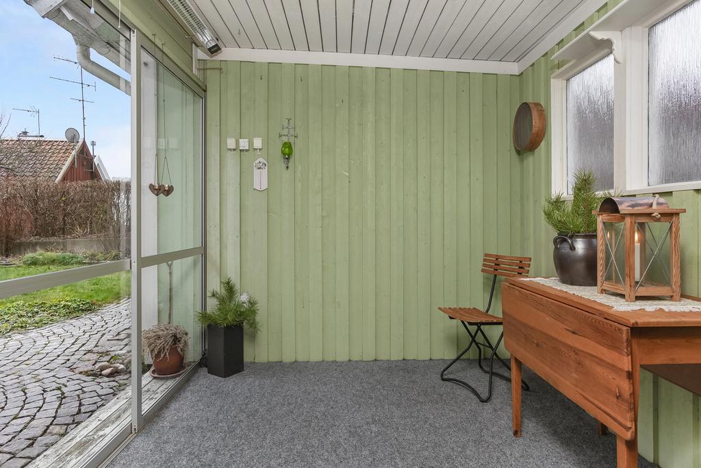 Skyddad uterum med plats för avkoppling.