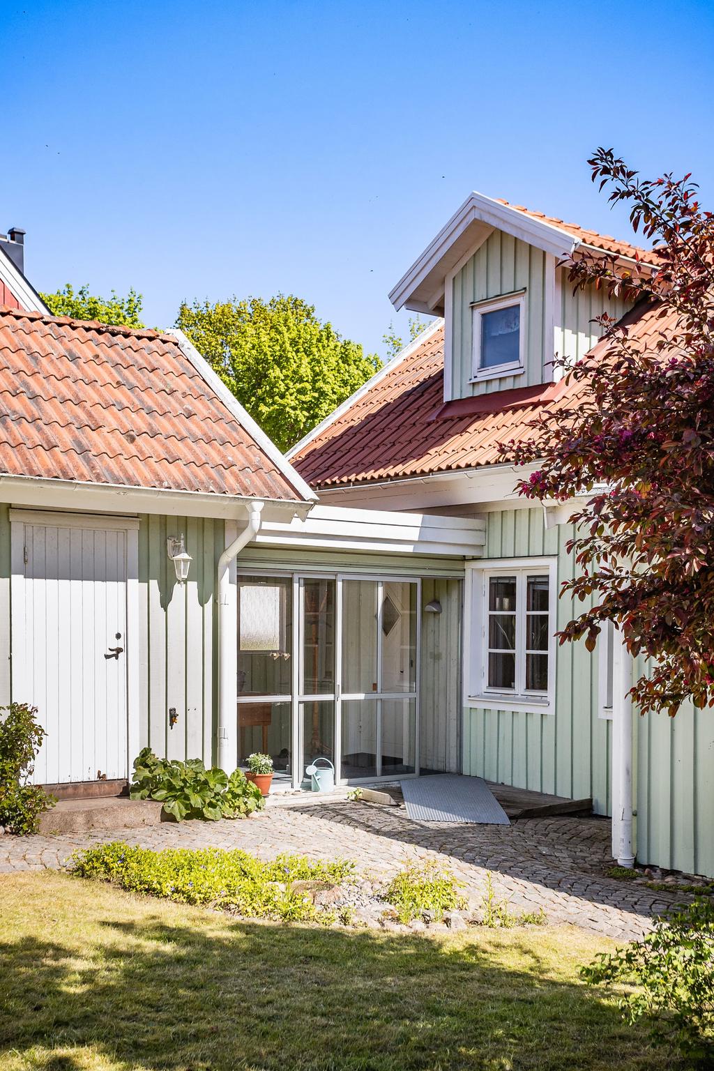 I utrymmet mellan hus och förråd ligger det lilla uterummet.