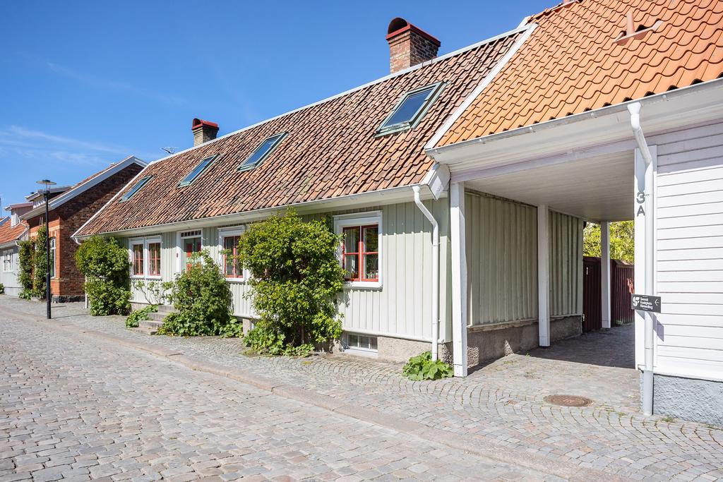 Innanför detta hus längs med Storgatan möts ni av en alldeles egen lugn och skön plats mitt i stan.