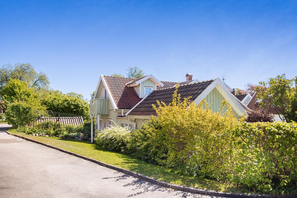 Huset är omgärdat av en lummig häck. 