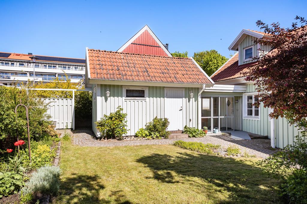 Stort förråd finns till förvaring.