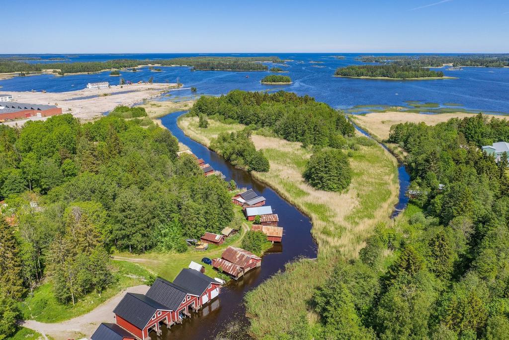 Vattnet som ligger på den saluförda marken mynnar ut i kanalen som syns på bild och sedan vidare ut i havet.