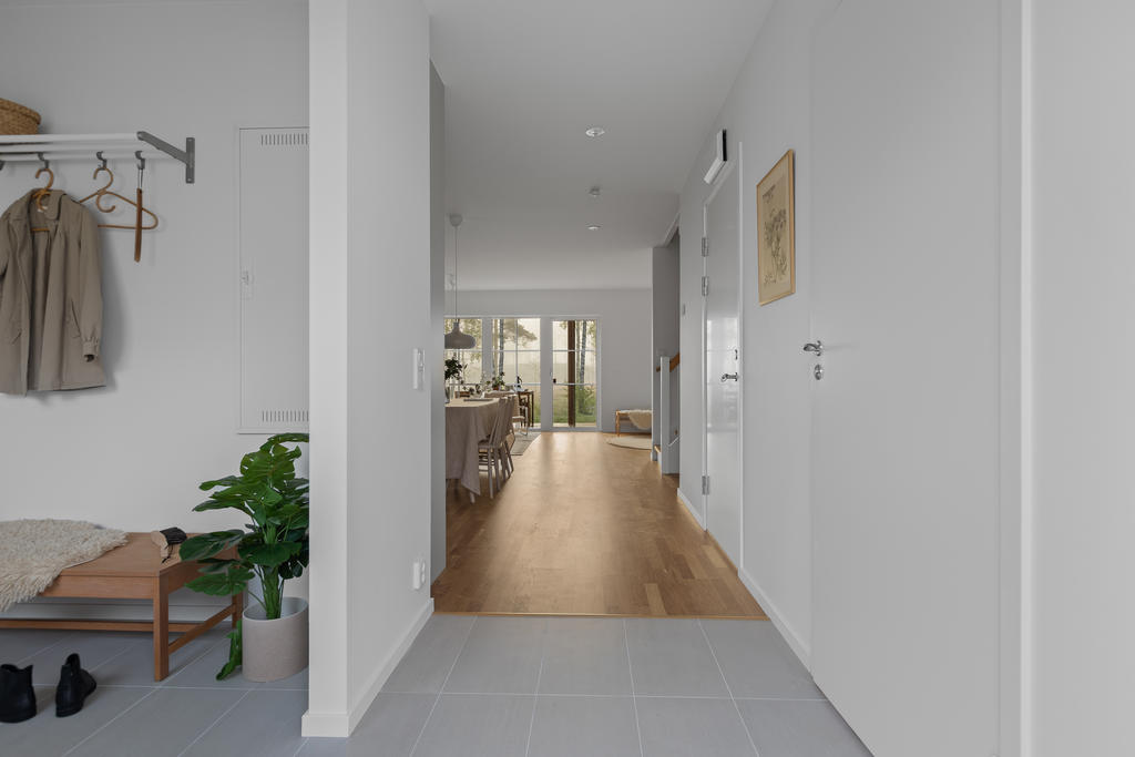 När du kliver in genom ytterdörren får du direkt kontakt med den sociala sfären i huset. Inspirationsbild från visningshuset på Nässelvägen 6A (127 kvm).