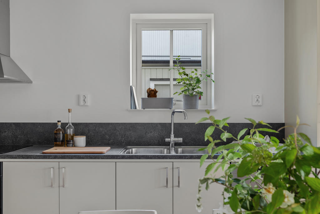 Stilrent kök från Vedum med rostfria vitvaror från Cylinda. Inspirationsbild från visningshuset på Nässelvägen 6A (127 kvm).