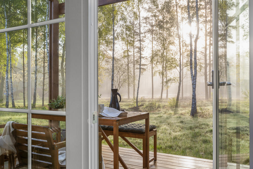 Med uteplats och pergola precis utanför skapas en förlängd rumskänsla där du närmar dig den vackra naturen runt omkring.  Inspirationsbild från visningshuset på Nässelvägen 6A (127 kvm).