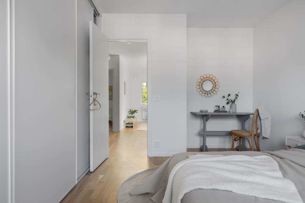 I det stora sovrummet finns en liten nisch som kan användas för exempelvis sminkbord eller läsfåtölj. Inspirationsbild från visningshuset på Nässelvägen 6A (127 kvm).