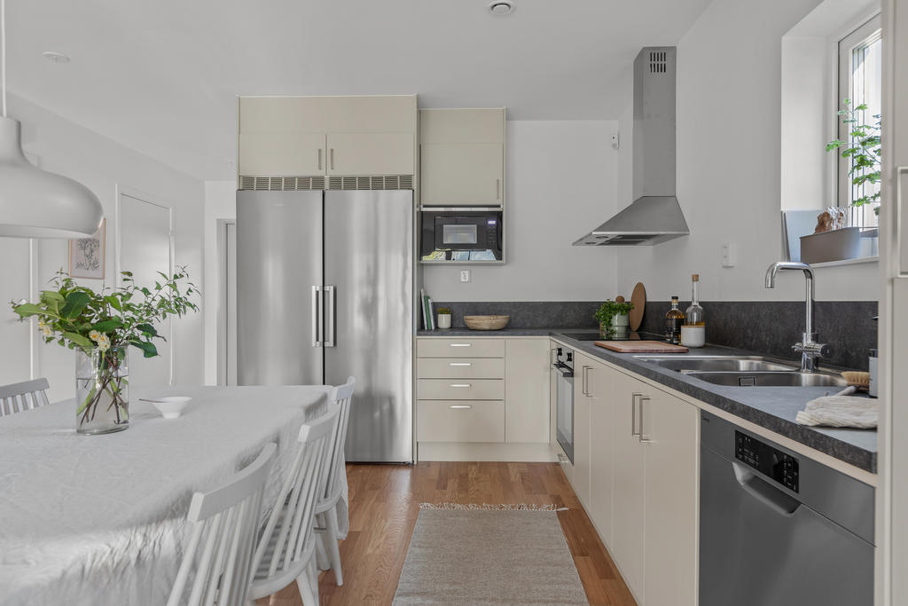 Köket utgör naturligt hemmets hjärta och kopplar ihop hela nedervåningen. Inspirationsbild från visningshuset på Nässelvägen 6A (127 kvm).