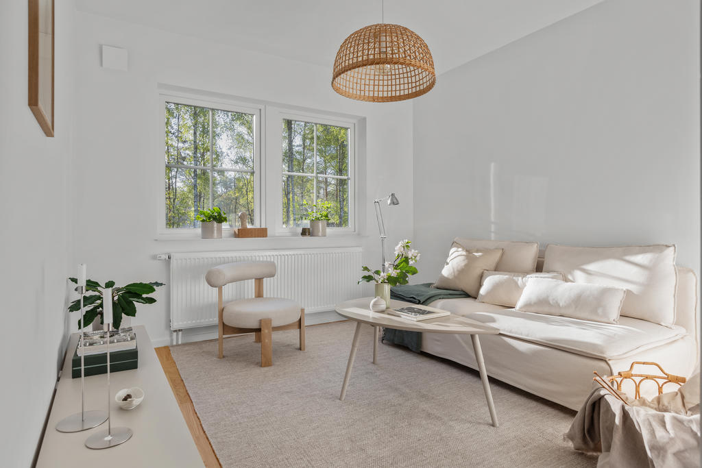 Privat allrum på ovanvåningen ger möjlighet att skapa ett utrymme efter familjens behov. Behöver du en plats för lugn och ro, en arbetsplats eller kanske ett rum för tonårshäng? Inspirationsbild från visningshuset på Nässelvägen 6A (127 kvm).