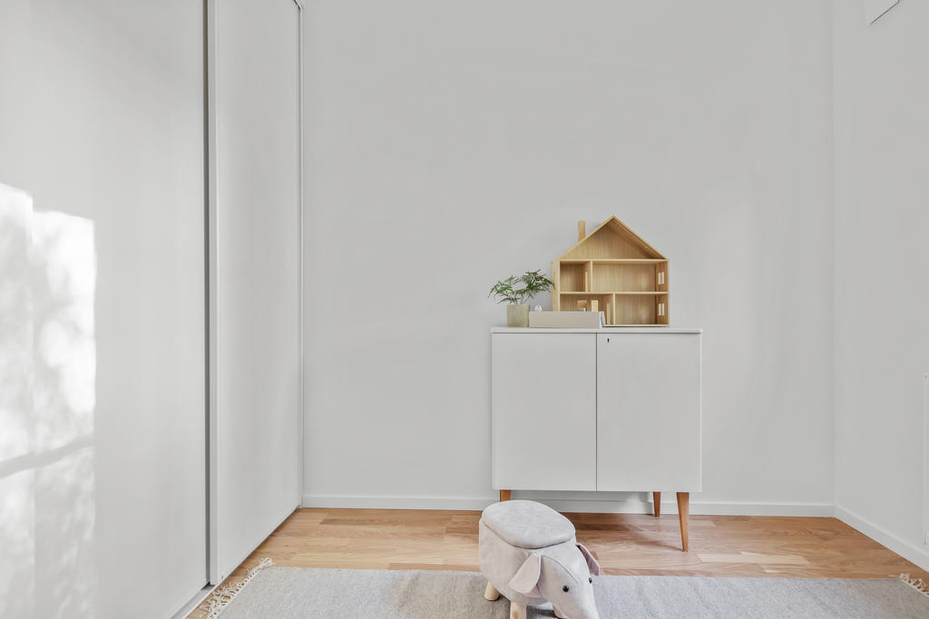 Givetvis har även de mindre sovrummen egna garderober. Inspirationsbild från visningshuset på Nässelvägen 6A (127 kvm).