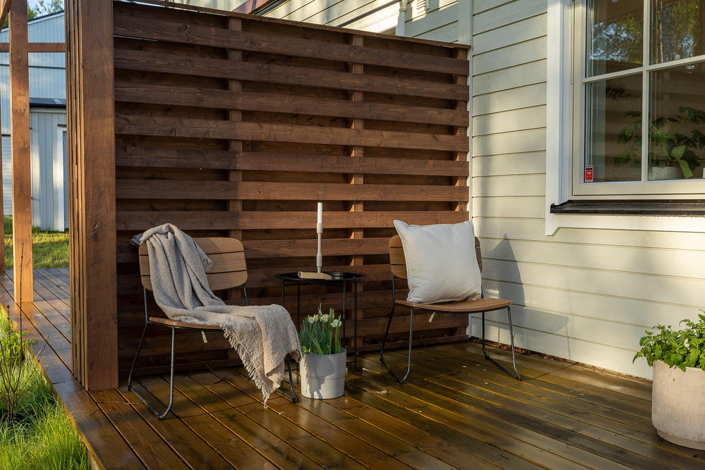 Robust avskärmning mot närmsta grannen skapar ett privat utrymme på den egna uteplatsen. Inspirationsbild från visningshuset på Nässelvägen 6A (127 kvm).