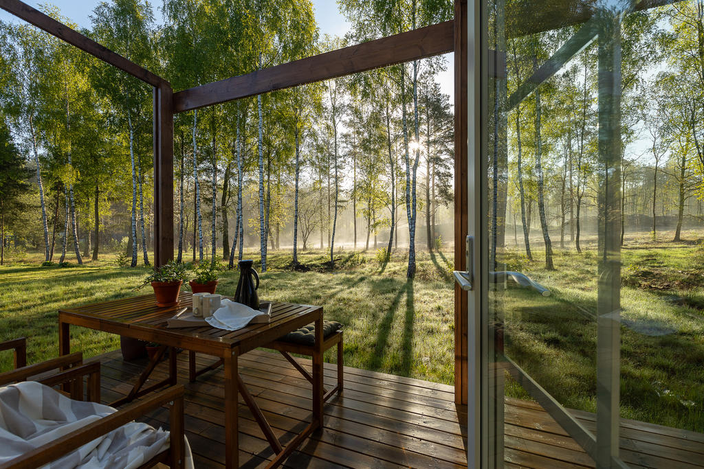 Från vardagsrummet kliver du ut på den större uteplatsen som ligger i anslutning till trädgården på husets baksida. Inspirationsbild från visningshuset på Nässelvägen 6A (127 kvm).