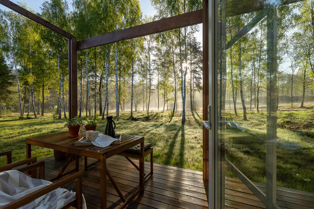 Från vardagsrummet kliver du ut på den större uteplatsen som ligger i anslutning till trädgården på husets baksida. Inspirationsbild från visningshuset på Nässelvägen 6A (127 kvm).