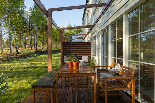 Låt växterna klättra upp längst pergolan och skapa en naturlig inramning. Inspirationsbild från visningshuset på Nässelvägen 6A (127 kvm).