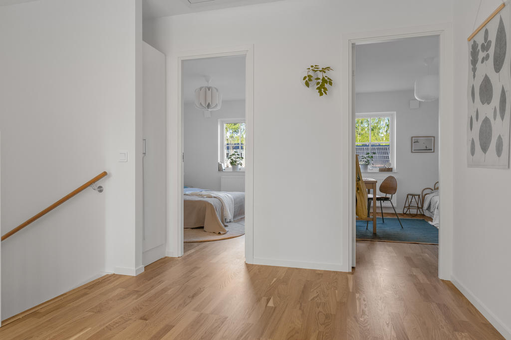 På ovanvåningen finns familjens privata utrymmen. Här samsas de tre sovrummen med ett allrum och ett badrum. Inspirationsbild från visningshuset på Nässelvägen 6A (127 kvm).