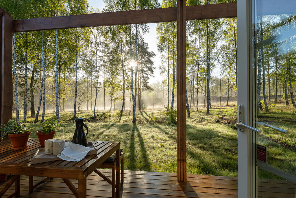 Från vardagsrummet kliver du ut på den större uteplatsen som ligger i anslutning till trädgården på husets baksida. Inspirationsbild från visningshuset på Nässelvägen 6A (127 kvm).