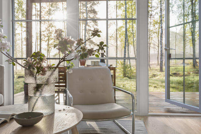 Stora fönsterpartier ner till golv i vardagsrummet ger ett härligt ljusinflöde på bostadens nedre plan. Inspirationsbild från visningshuset på Nässelvägen 6A (127 kvm).