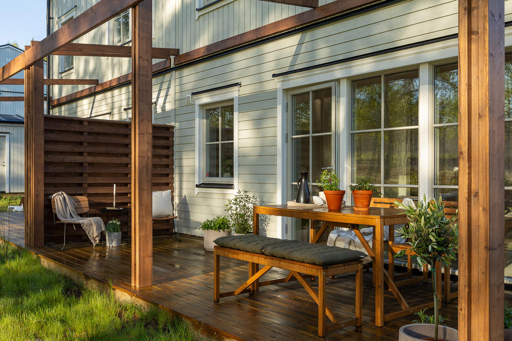 Altanen på husets baksida har plats för både matmöblemang och loungegrupp. Inspirationsbild från visningshuset på Nässelvägen 6A (127 kvm).