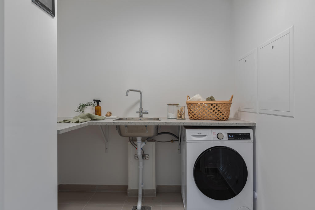 Här får du en separat egen tvättstuga. Kombimaskin som skapar utrymme för extra förvaring under arbetsbänken. Dessutom disko för grovrengöring. Inspirationsbild från visningshuset på Nässelvägen 6A (127 kvm).