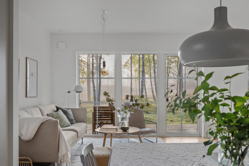 Öppen planlösning mellan kök, matplats och vardagsrum skapar stora sociala ytor. Inspirationsbild från visningshuset på Nässelvägen 6A (127 kvm).