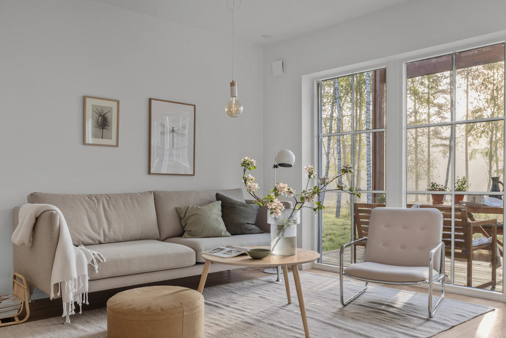 Med uteplats och pergola precis utanför skapas en förlängd rumskänsla där du närmar dig den vackra naturen runt omkring.  Inspirationsbild från visningshuset på Nässelvägen 6A (127 kvm).