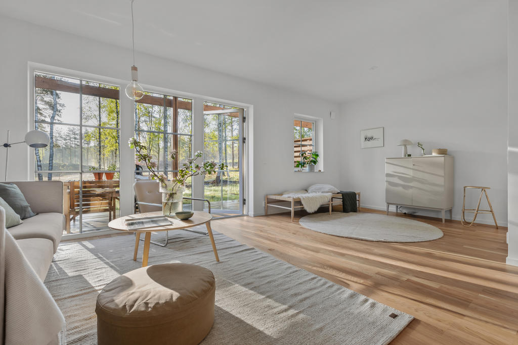 Nedervåningens utformning skapar flexibilitet i rumssambanden, hur ser dina och familjens behov ut? Inspirationsbild från visningshuset på Nässelvägen 6A (127 kvm).