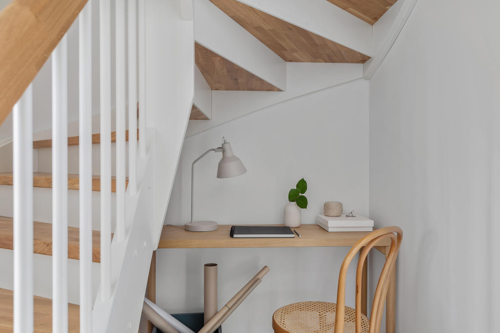 En trappa byggd med säkerhet i fokus leder upp till husets ovanvåning. Trappsteg i trä skapar karaktär och en varmare känsla. Inspirationsbild från visningshuset på Nässelvägen 6A (127 kvm).