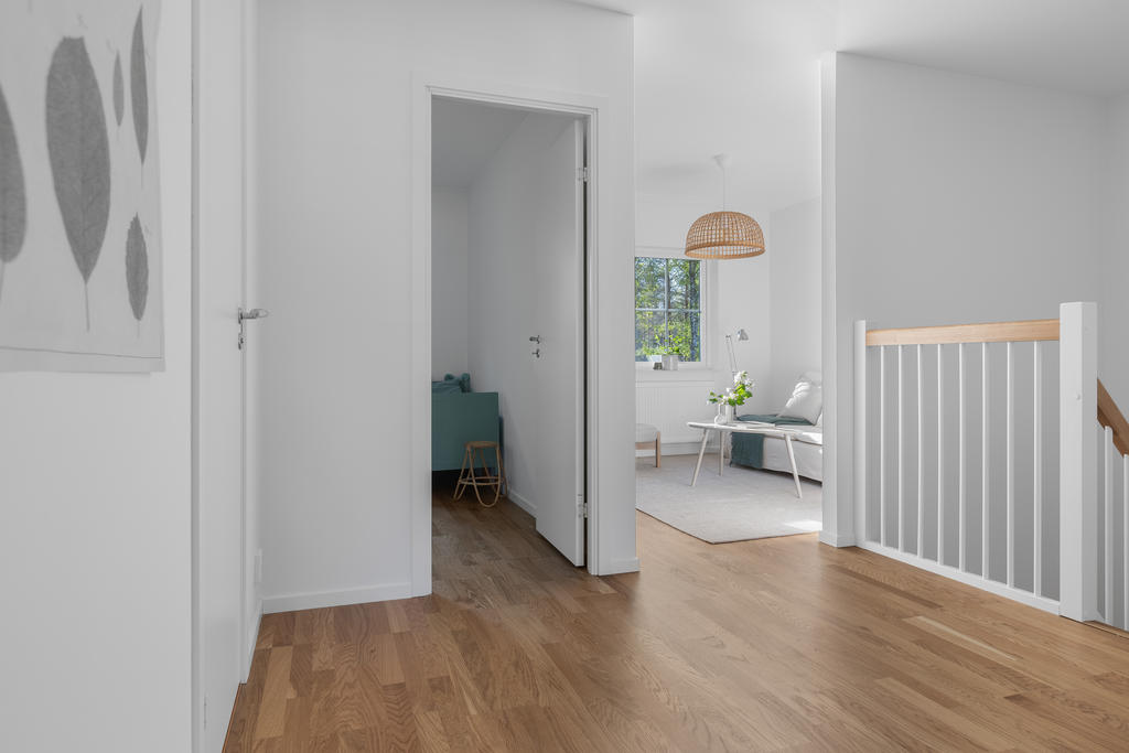 Utformningen av allrummet på ovanvåningen underlättar för att skapa ett fjärde sovrum till den växande familjen. Inspirationsbild från visningshuset på Nässelvägen 6A (127 kvm).