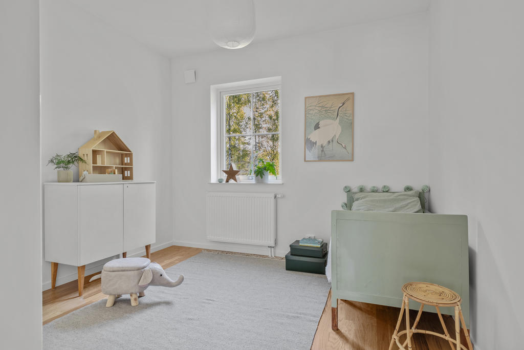 Ett av de mindre sovrummet ligger med utsikt mot husets framsida och det andra har utsikt mot husets baksida. Inspirationsbild från visningshuset på Nässelvägen 6A (127 kvm).