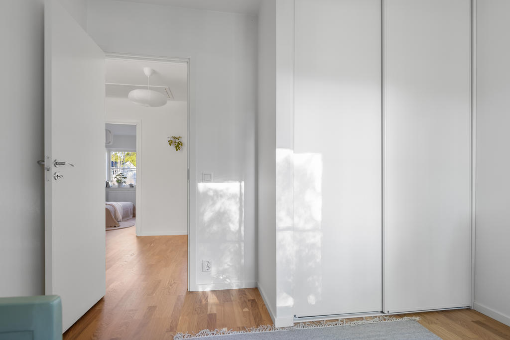 Givetvis har även de mindre sovrummen egna garderober. Inspirationsbild från visningshuset på Nässelvägen 6A (127 kvm).