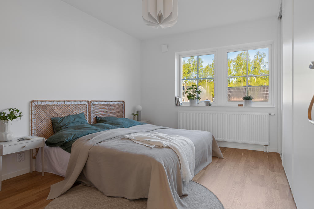 Rymligt sovrum med plats för större säng. Här finns gott om förvaring i garderob som löper längs med hela väggen. Inspirationsbild från visningshuset på Nässelvägen 6A (127 kvm).