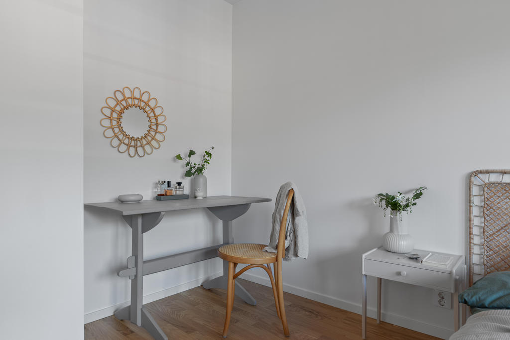 I det stora sovrummet finns en liten nisch som kan användas för exempelvis sminkbord eller läsfåtölj. Inspirationsbild från visningshuset på Nässelvägen 6A (127 kvm).