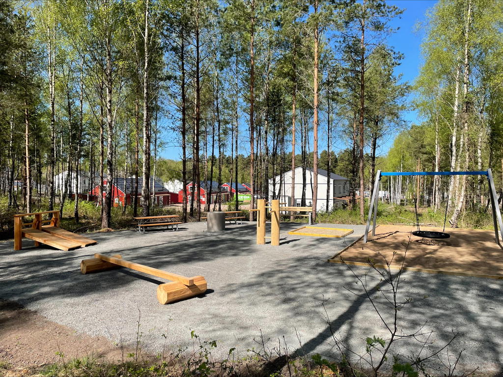 Nybyggd aktivitetsyta i området med lekplats och utegym.