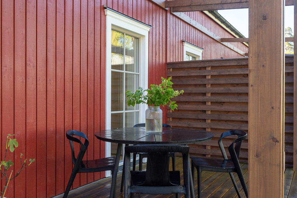 Robust avskärmning mot närmsta grannen skapar ett privat utrymme på den egna uteplatsen. Inspirationsbild från visningshuset på Nässelvägen 1A (101 kvm).