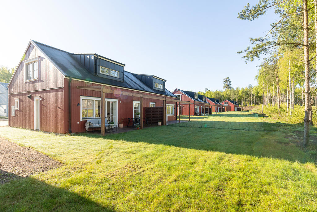 Uteplats på husets baksida med plats för både matmöblemang och soffa. Här kan du njuta av eftermiddagssolen tillsammans med familj och vänner. Inspirationsbild från visningshuset på Nässelvägen 1A (101 kvm).