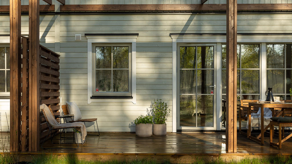 Robust avskärmning mot närmsta grannen skapar ett privat utrymme på den egna uteplatsen. Inspirationsbild från visningshuset på Nässelvägen 6A (127 kvm).