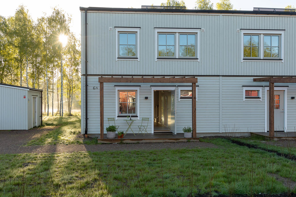 Inbjudande entrépergola med plats för café-set. Inspirationsbild från visningshuset på Nässelvägen 6A (127 kvm).