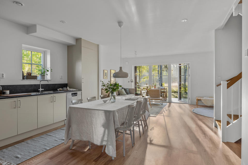 Öppen planlösning mellan kök, matplats och vardagsrum skapar stora sociala ytor. Inspirationsbild från visningshuset på Nässelvägen 6A (127 kvm).