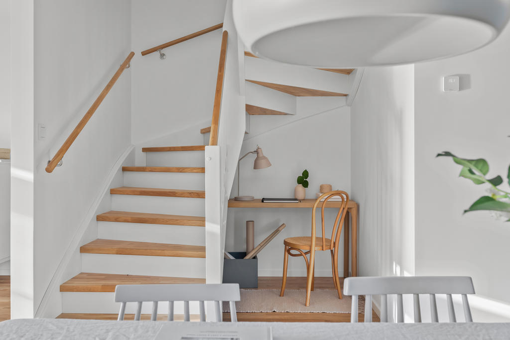 En trappa byggd med säkerhet i fokus leder upp till husets ovanvåning. Trappsteg i trä skapar karaktär och en varmare känsla. Inspirationsbild från visningshuset på Nässelvägen 6A (127 kvm).