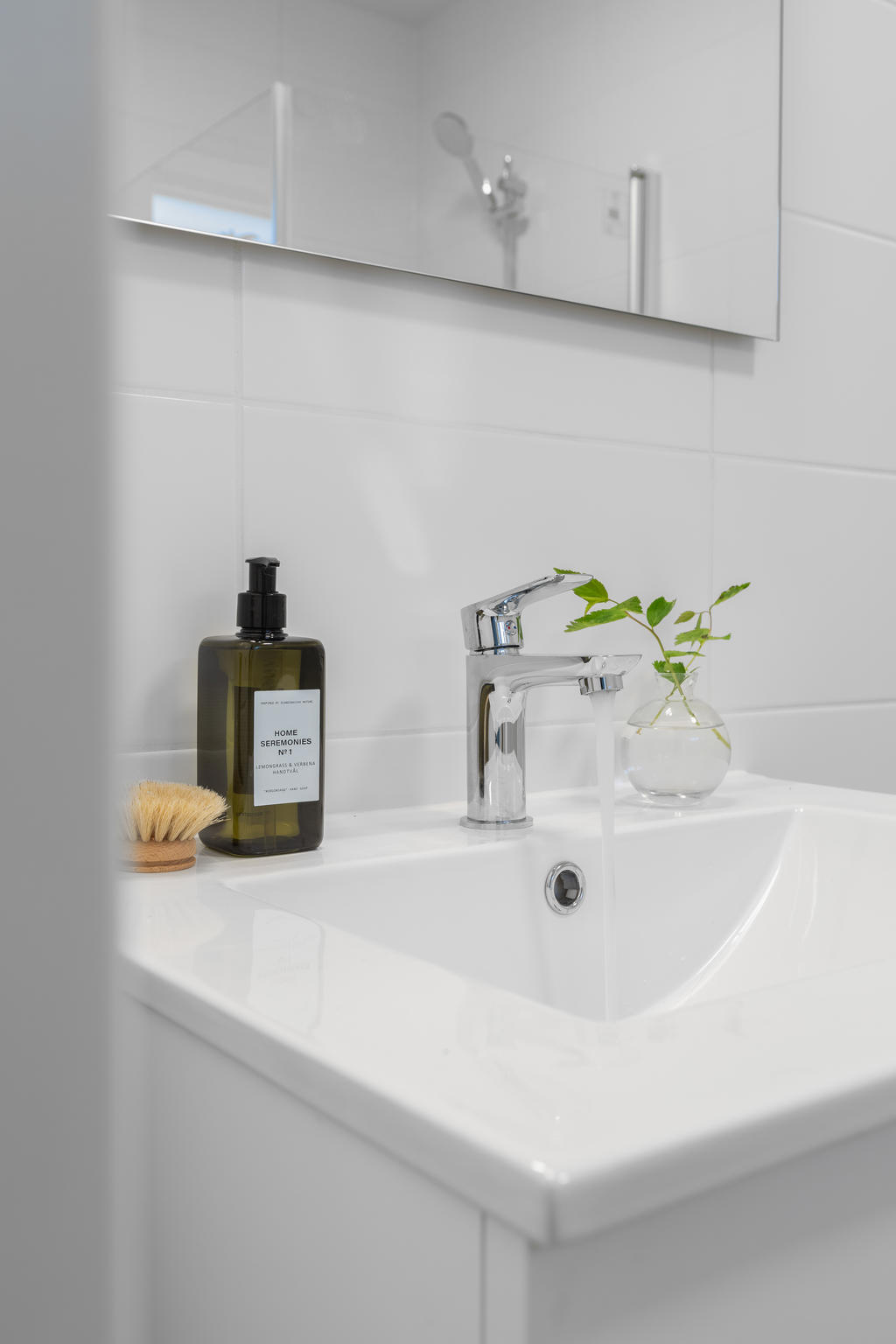 Via entrén når du även nedervåningens badrum, här möts du av inredning från Hafa. Inspirationsbild från visningshuset på Nässelvägen 6A (127 kvm). 