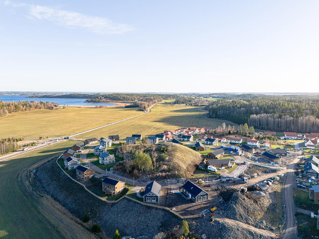 Området Åda Backar med havsviken, Anderviken, i bakgrunden