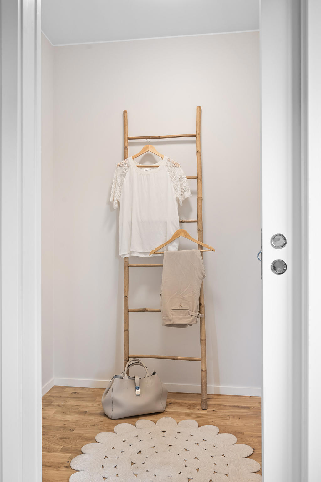 Walk in closet i stora sovrummet