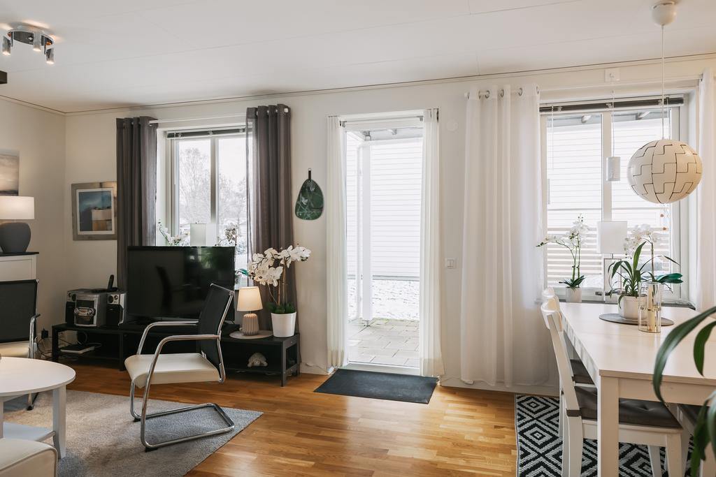 Den sköna uteplatsen nås från kök/ vardagsrummet.