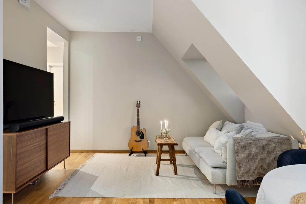 Vardagsrum i öppen planlösning mot matplats/kök