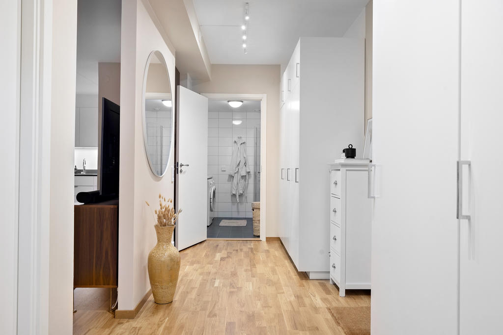 Välkommen in! Genomgående vacker ekparkett i lägenheten