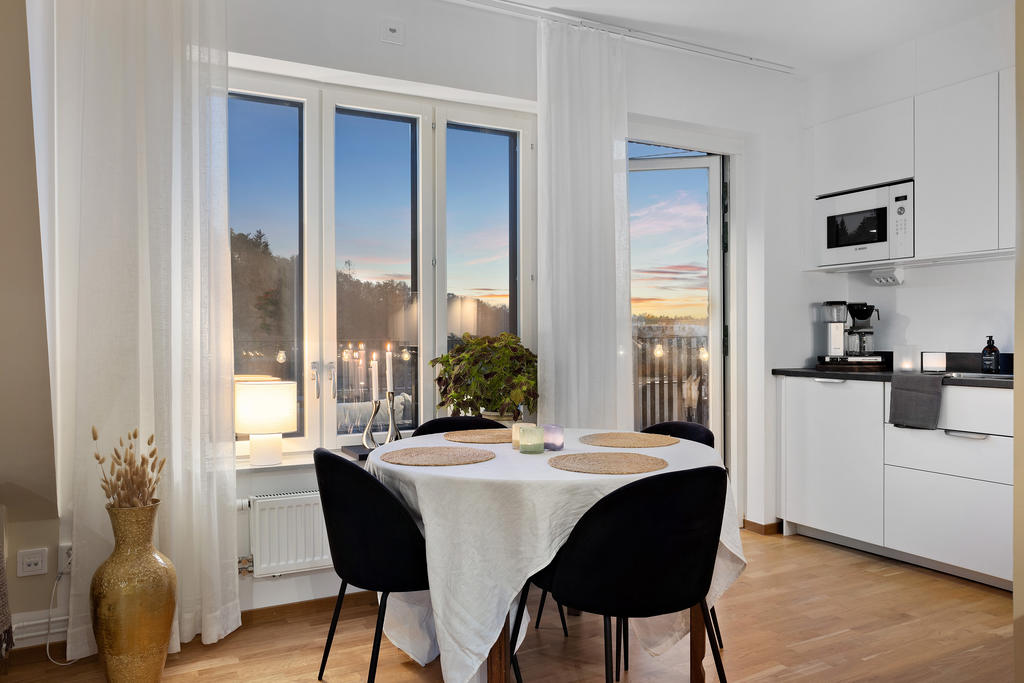 Den ljuvliga balkongen nås från kök/matplats